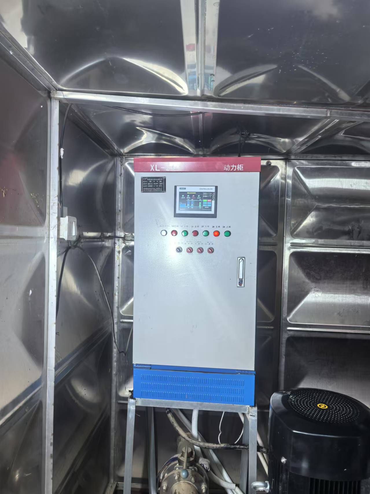 2024.11.14瓊海清庭小區5.5KW一控三供水設備更換
